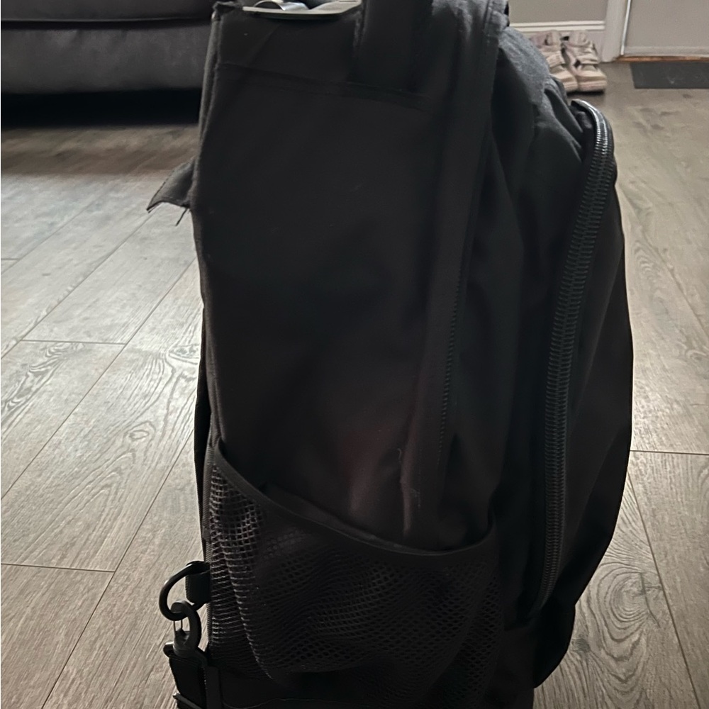 JetBlue Boston Celtics Rolling Backpack with Telescopic Handle & Wheels NBA - Picture 7 of 9